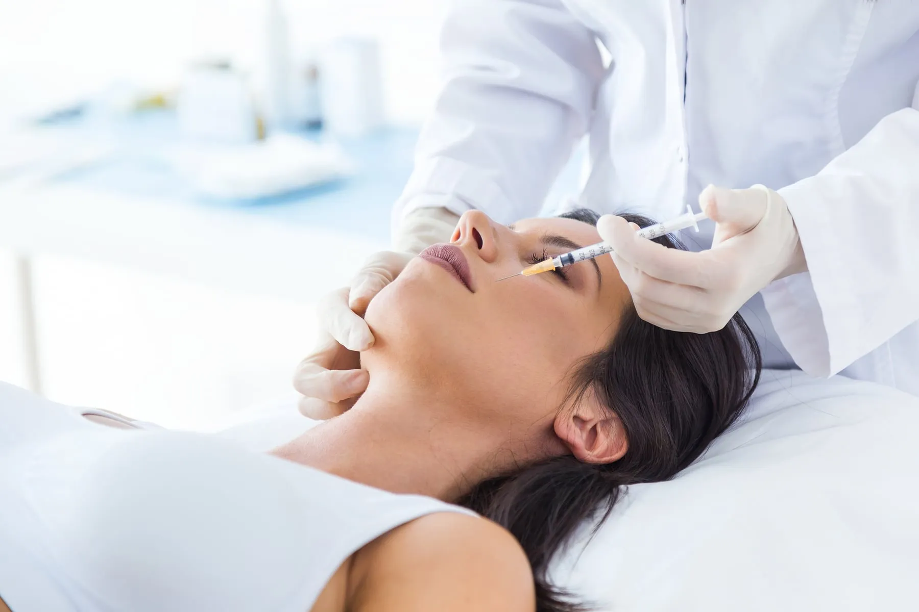 Practitioner performing an aesthetic treatment